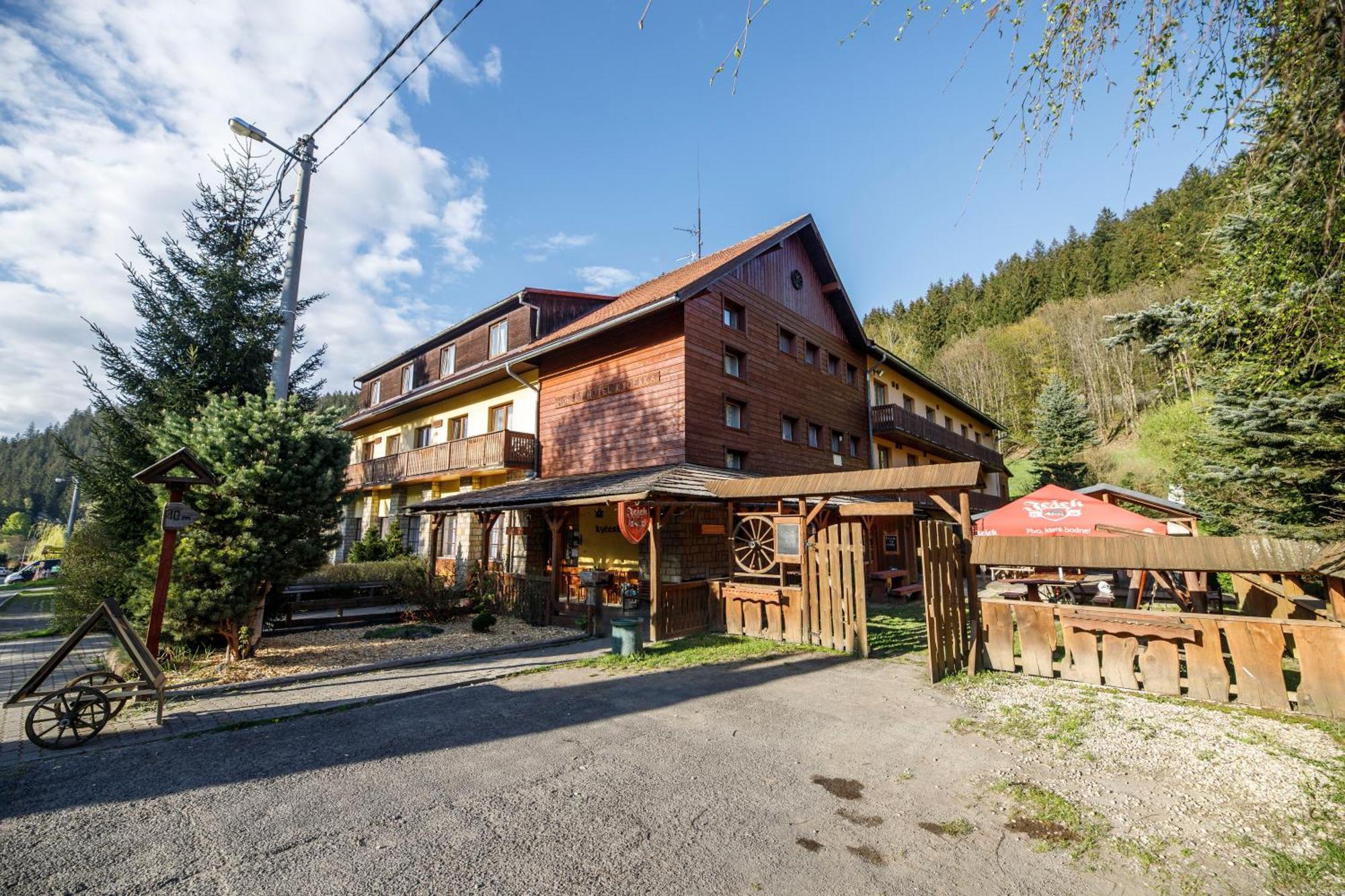 Horsky Hotel Kycerka Velké Karlovice Exterior photo